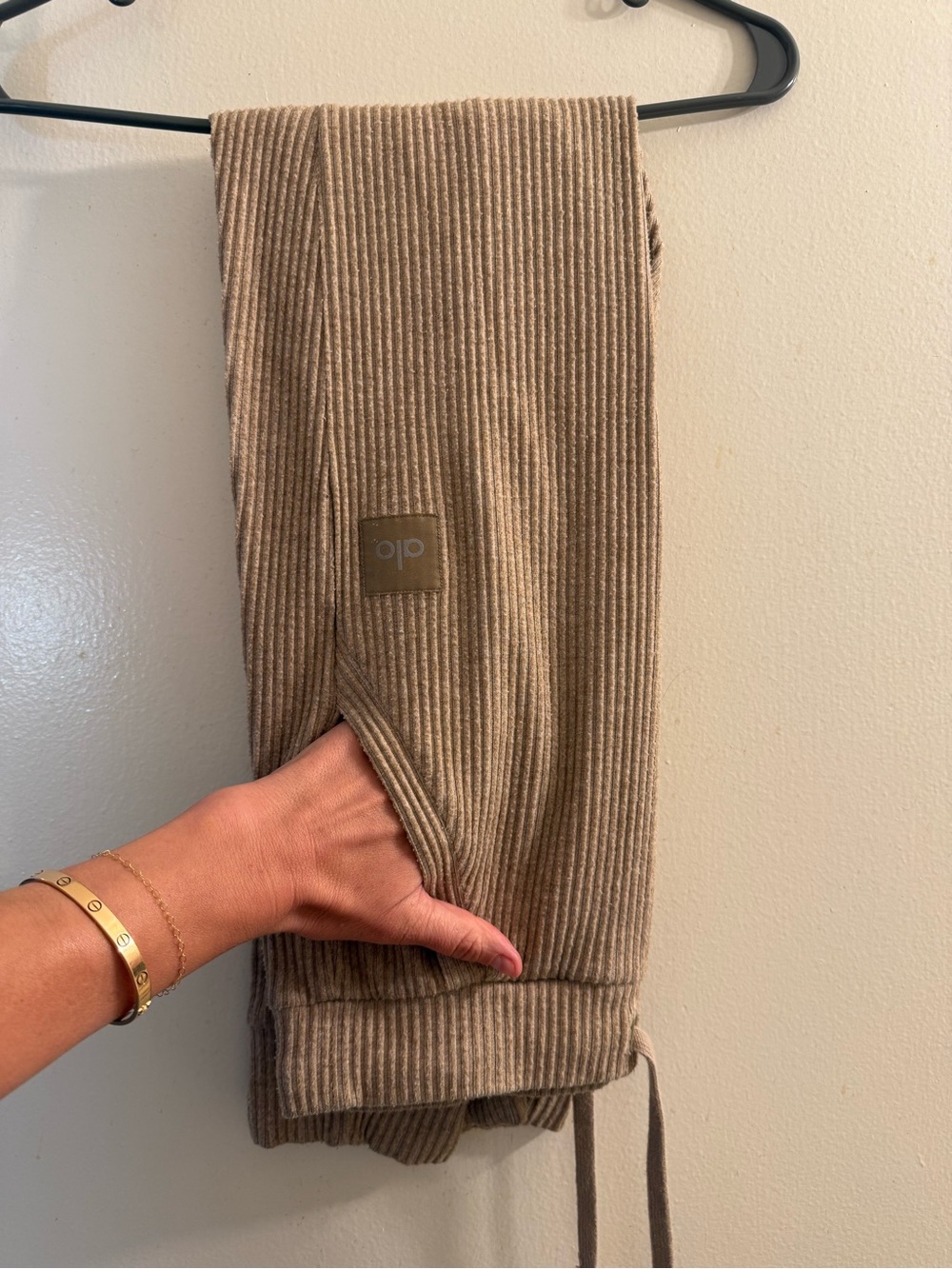 ALO Yoga Beige Ribbed Drawstring Joggers - Picture 7 of 9